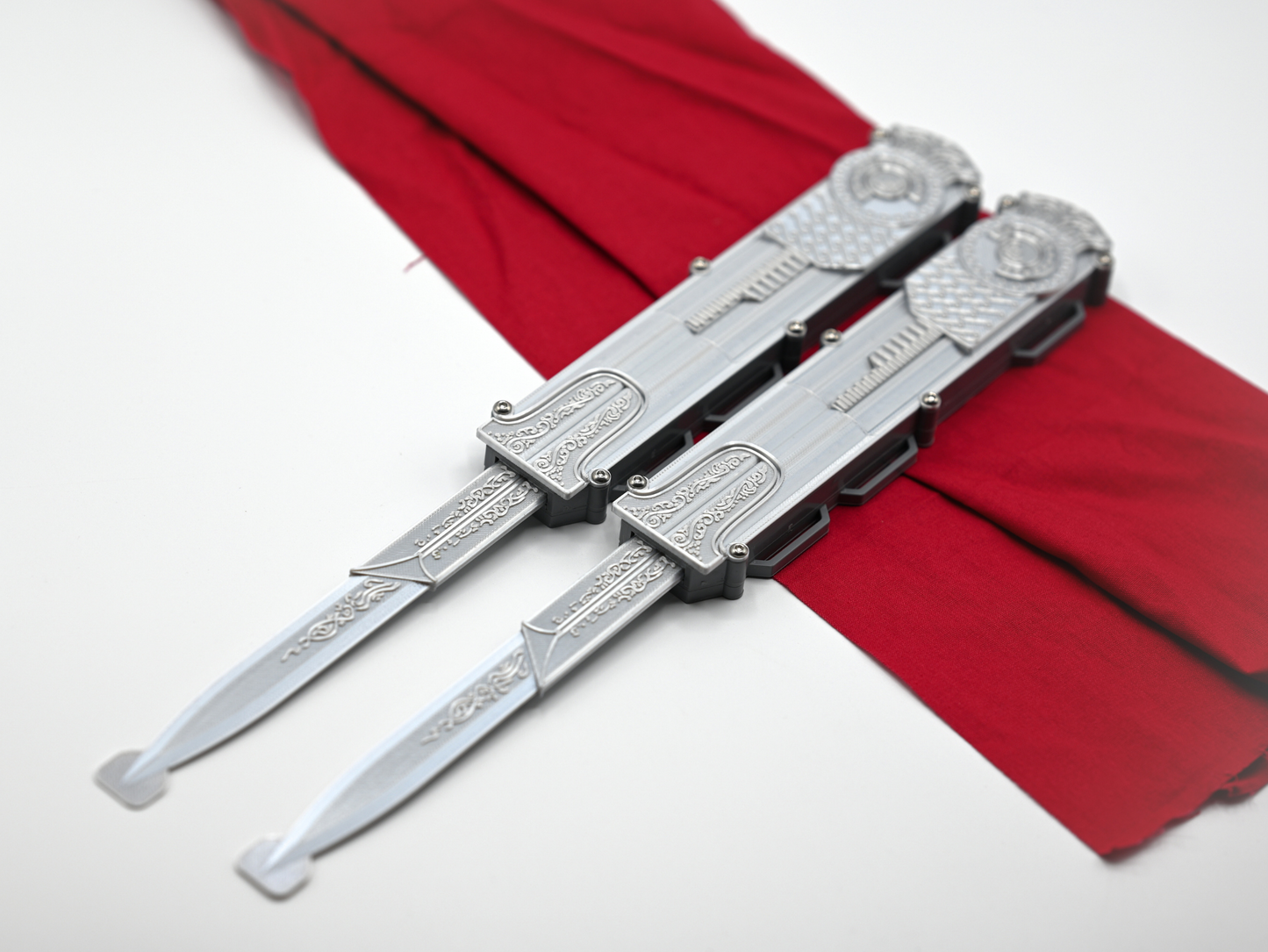 V2 Assassin's Dual Brotherhood Ezio Auditore Hidden Blades Premium Edition (Blade Pair)