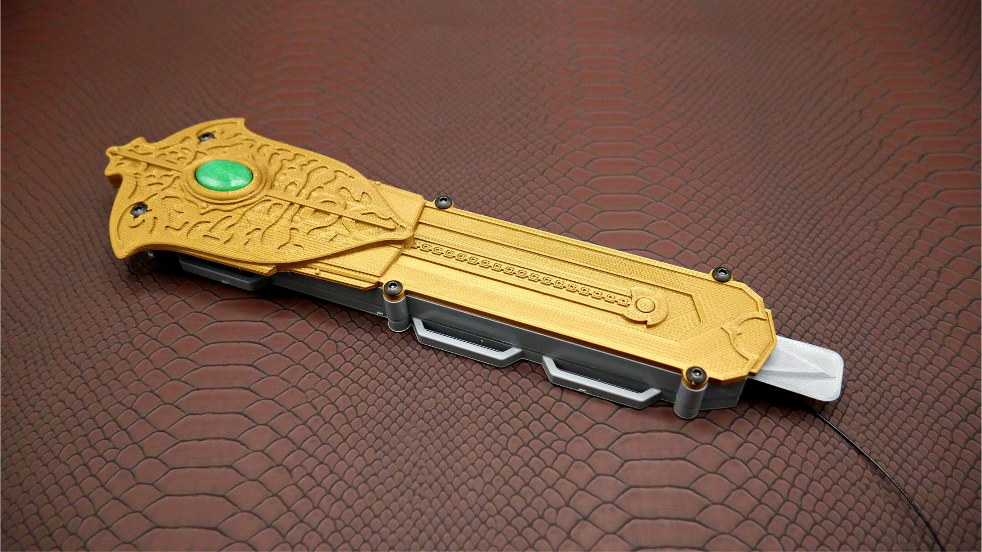 V2 Assassin's Valhalla Eivor Hidden Blade (Gold/Silver)